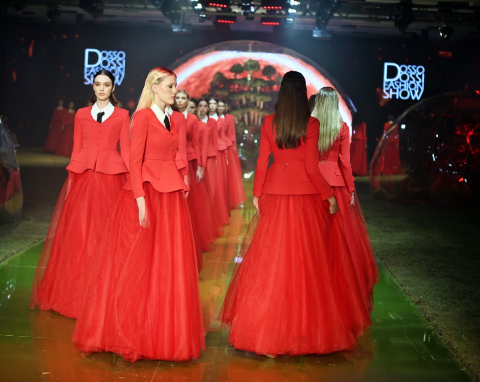 Antalya’da güzeller geçidi: Dünyaca ünlü modeller Antalya’da podyuma çıktı