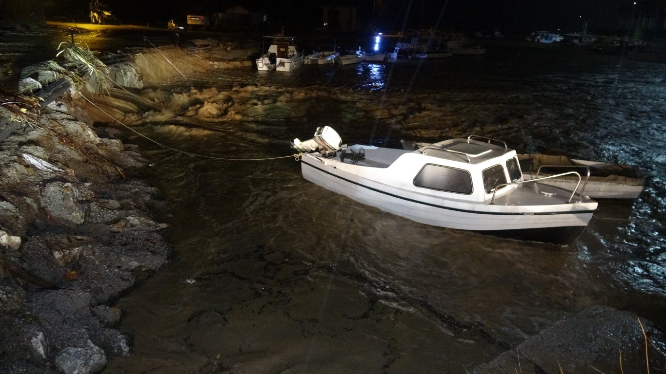 Çanakkale’de Kepez deresi taştı, sahil yolu trafiğe kapatıldı