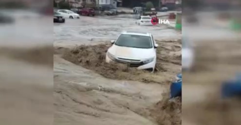 Çanakkale’de dere taştı, araçlar sular altında kaldı