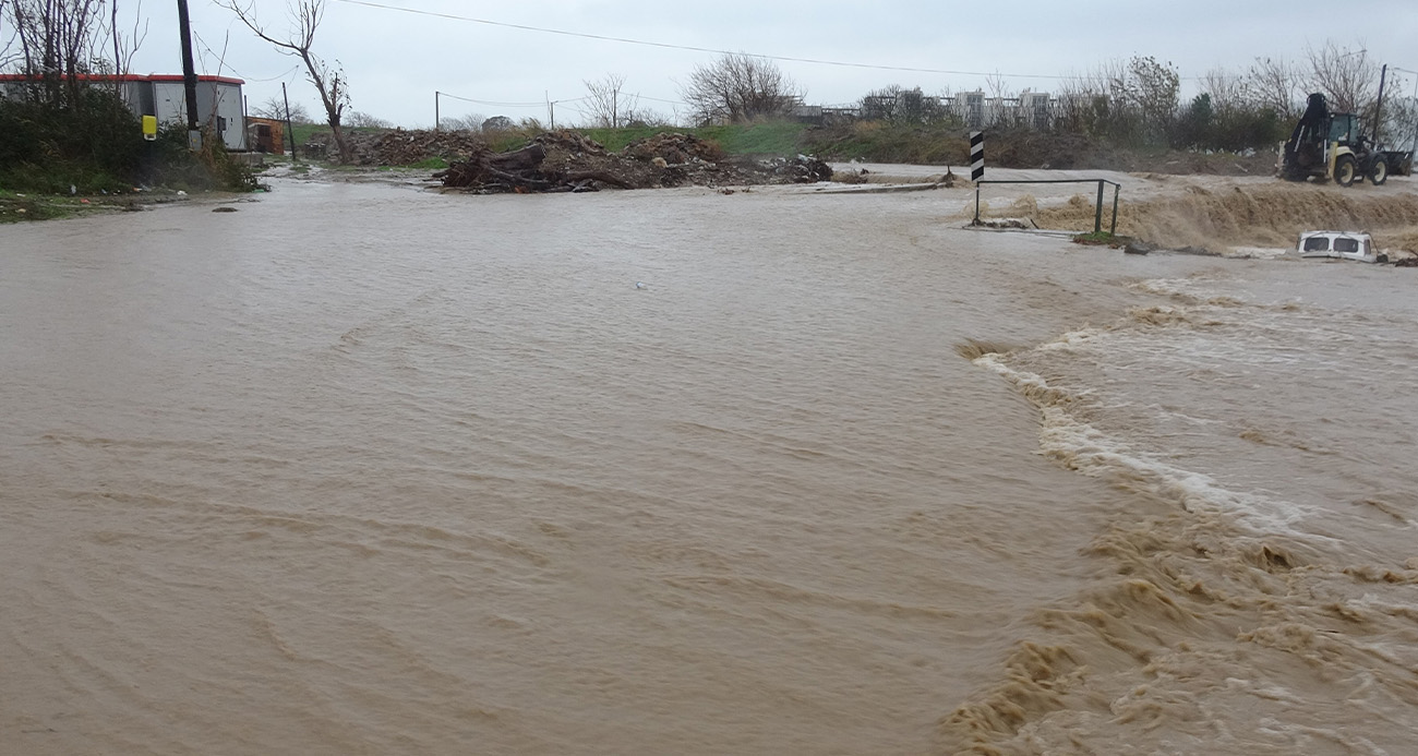 Kepez deresindeki taşkın devam ediyor, sahil yolu trafiğe kapalı
