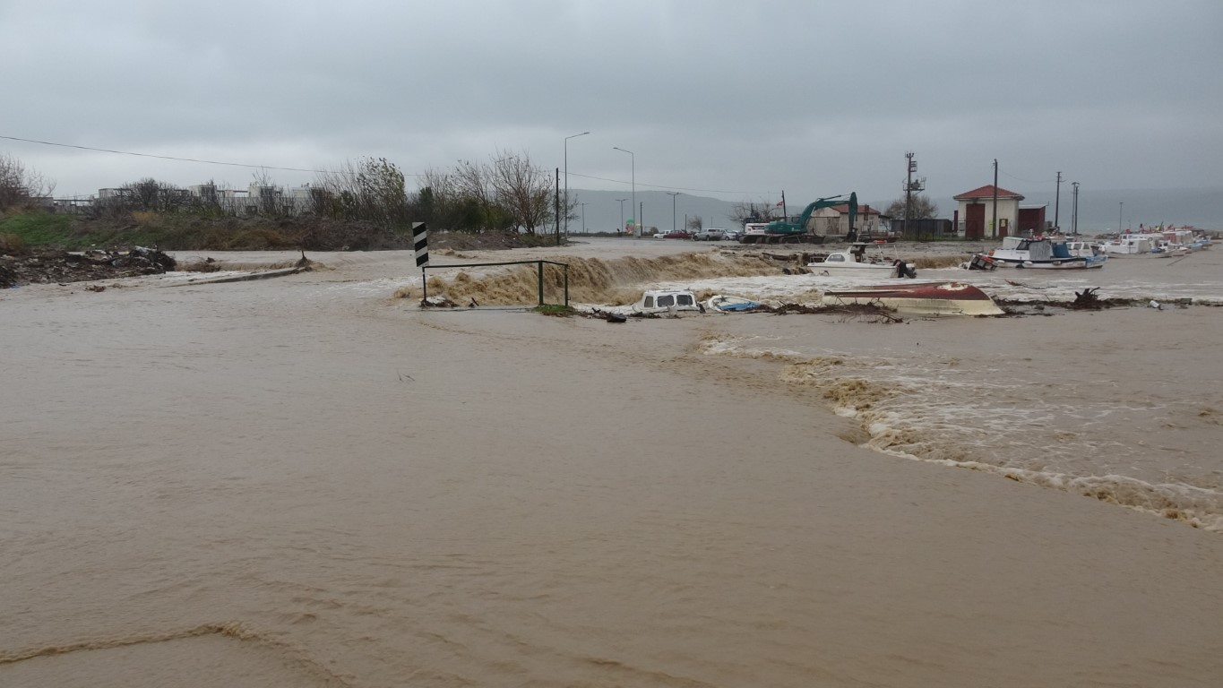 Kepez deresindeki taşkın devam ediyor, sahil yolu trafiğe kapalı