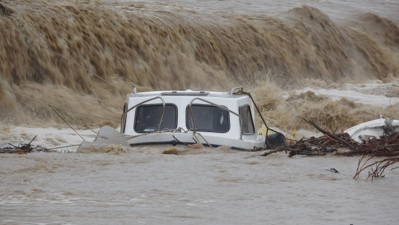 Kepez deresindeki taşkın devam ediyor, sahil yolu trafiğe kapalı