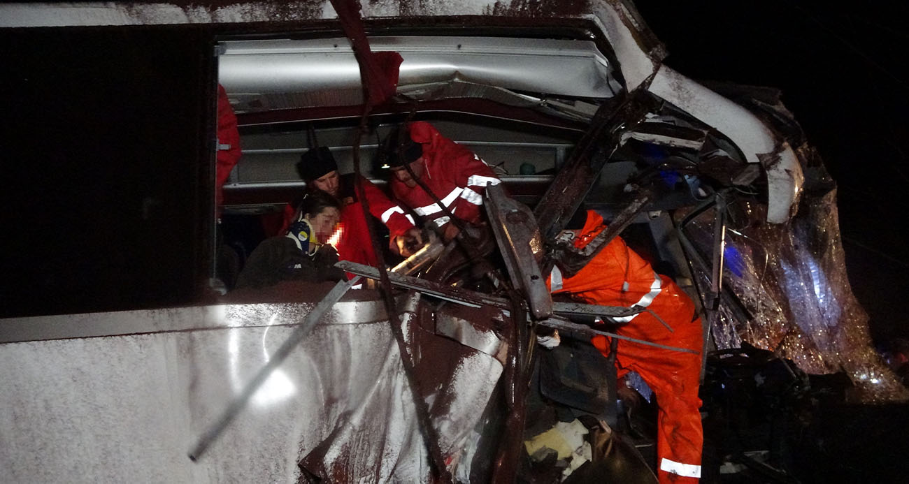 Çanakkale’de yolcu otobüsü ile kamyon çarpıştı: 3’ü ağır 9 yaralı