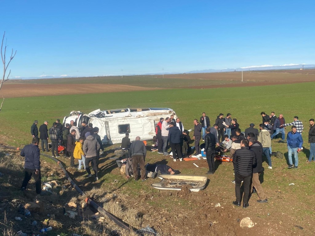 Diyarbakır’da yolcu minibüsü şarampole devrildi: 4’ü ağır 16 yaralı