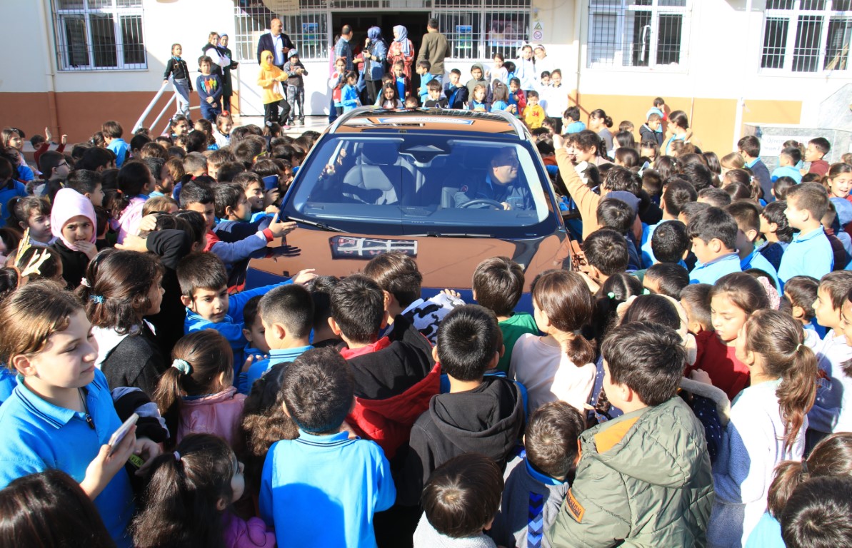 Öğrencilere Togg sürprizi: Dokunmak için birbirleriyle yarıştılar