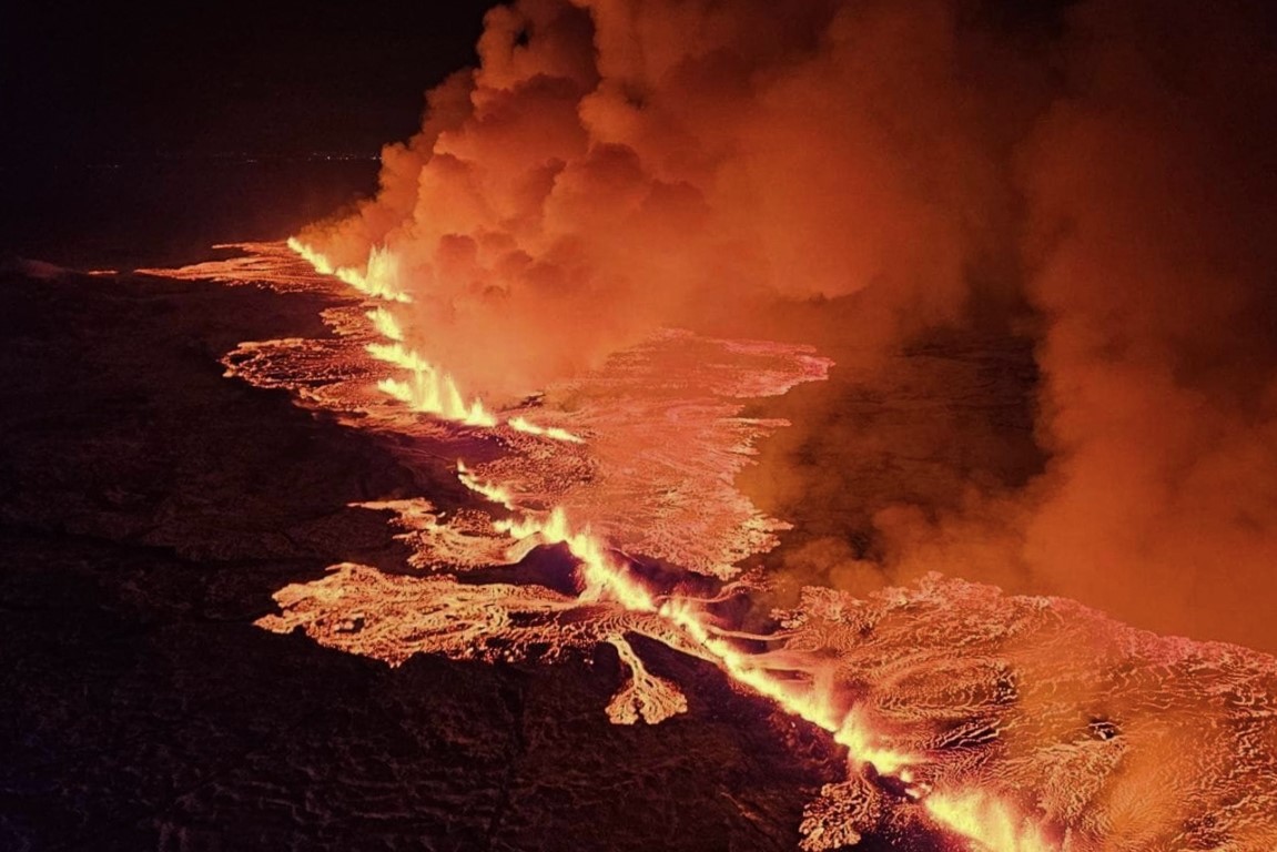 İzlanda’da yanardağ patladı