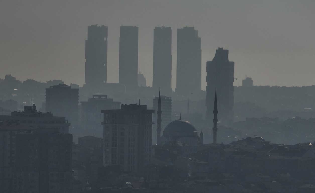 Puslu hava İstanbul’u sardı: Adeta tabloya dönüşen kent havadan görüntülendi