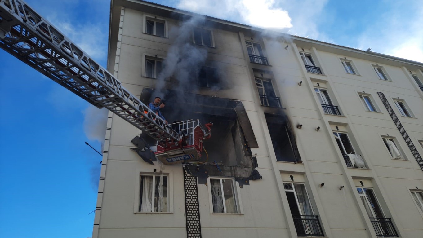 Kars’ta 5 katlı binada doğal gaz patlaması: 1’i ağır 3 yaralı