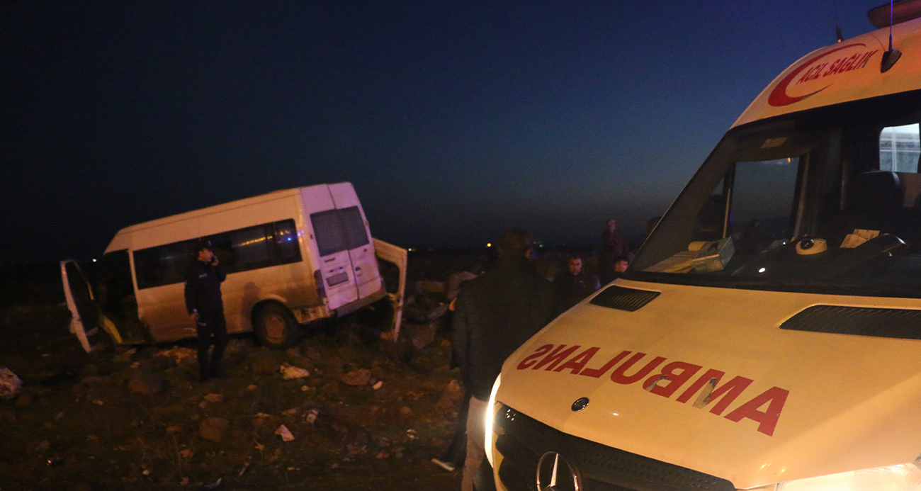 Diyarbakır’da otomobile çarpan minibüs yol kenarına savruldu: 7 yaralı