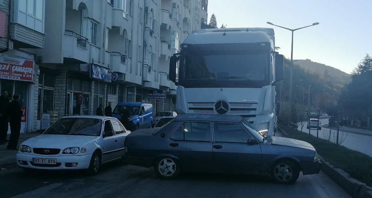 Tır otomobile çarptı, şans eseri yaralanan olmadı