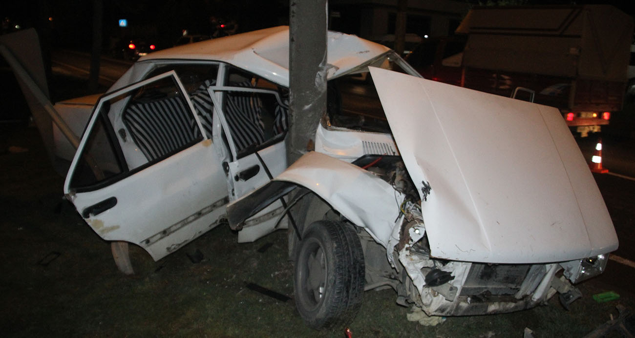 Aydınlatma direğine çarpan otomobil kağıt gibi katlandı: 3 yaralı