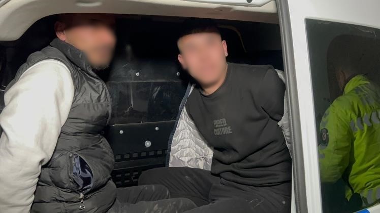 Ehliyetsiz, alkollü ve öfkeli iki arkadaş emniyeti alarma geçirdi