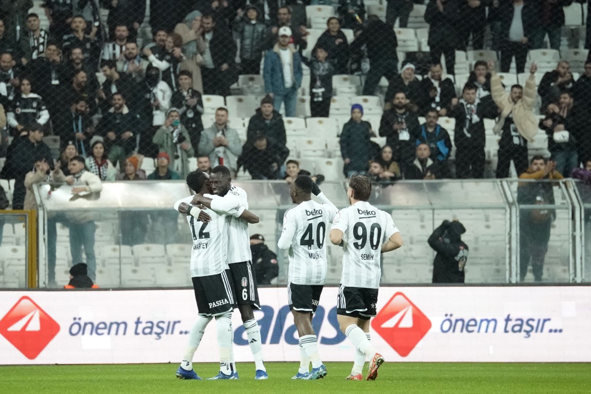 Beşiktaş öne geçtiği maçta Alanyaspor'a mağlup oldu.