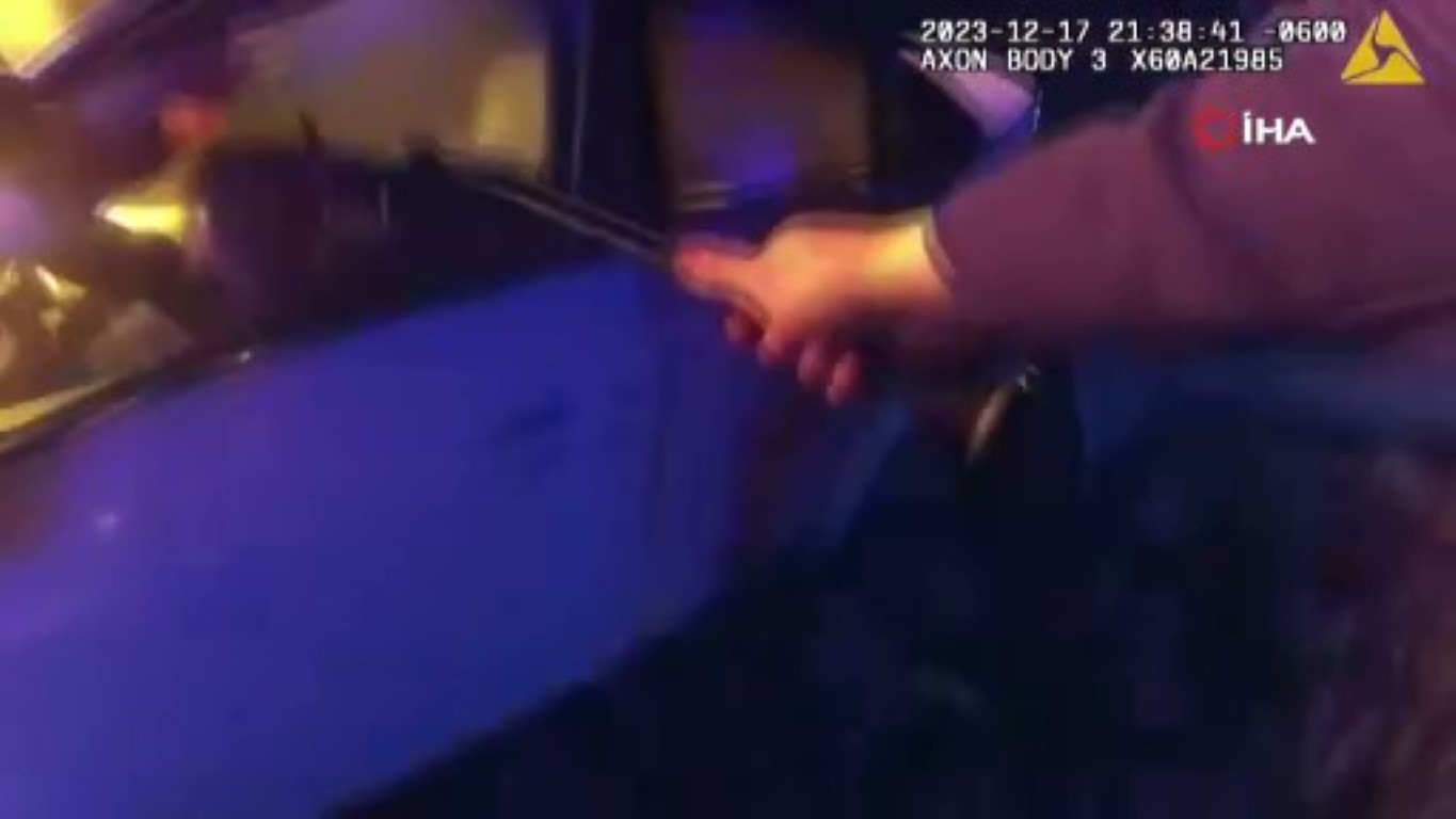 ABD polisi, yanan araçtaki kadını son anda kurtardı