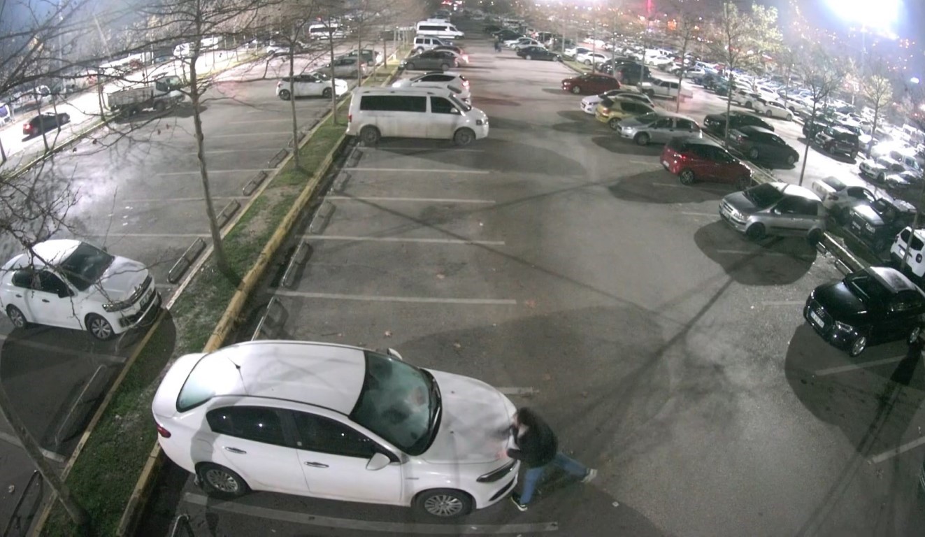 Abisine kızınca 35 aracın camını kırmış