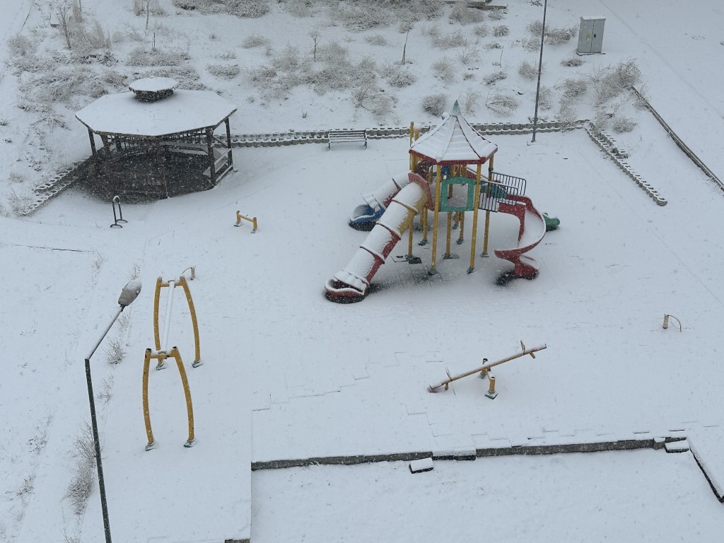 <p>Meteorolojinin uyarılarından sonra yoğun şekilde bastıran kar yağışı, kısa s&uuml;rede il&ccedil;eyi beyaz &ouml;rt&uuml;yle kapladı.&nbsp;</p>