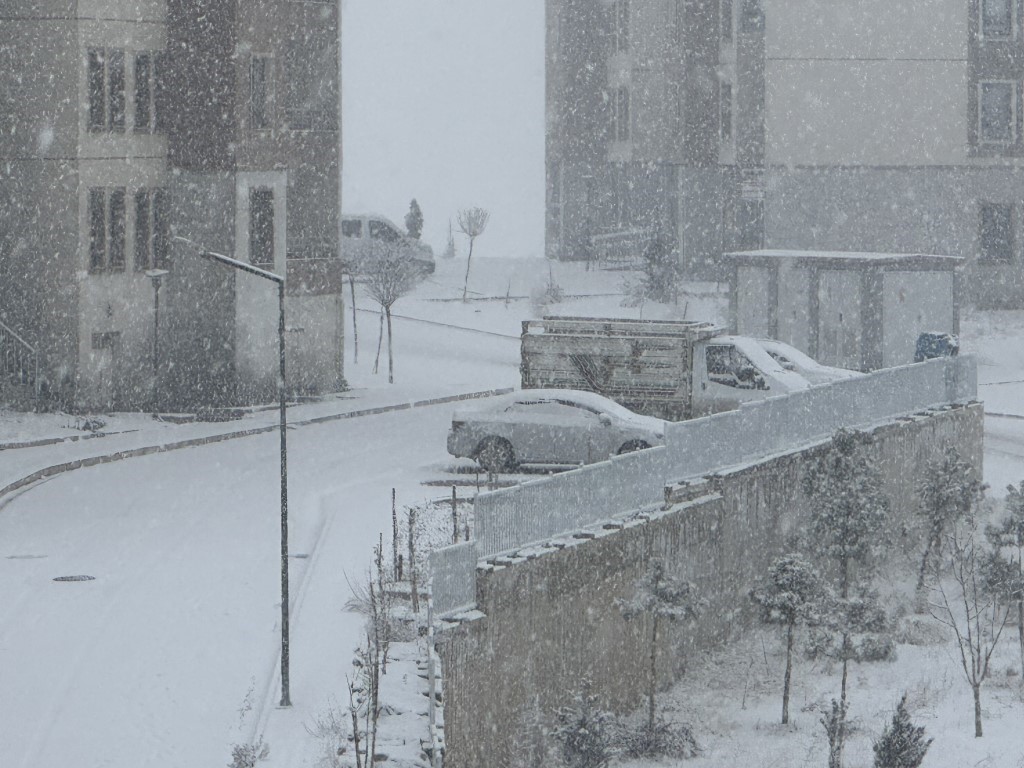 <p>S&uuml;r&uuml;c&uuml;ler trafikte ilerlemekte g&uuml;&ccedil;l&uuml;k &ccedil;ekerken, belediye ekipleri ise yol temizleme &ccedil;alışmalarına başladı.</p>