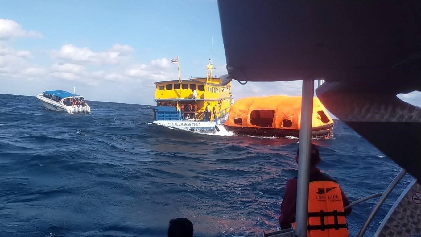 Tayland'da batan feribottaki 70 yolcu son anda kurtarıldı