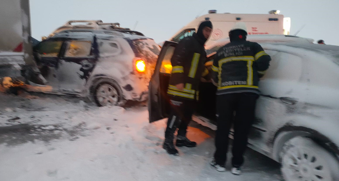 Kars’ta 7 araçlı zincirleme kaza: 5 yaralı