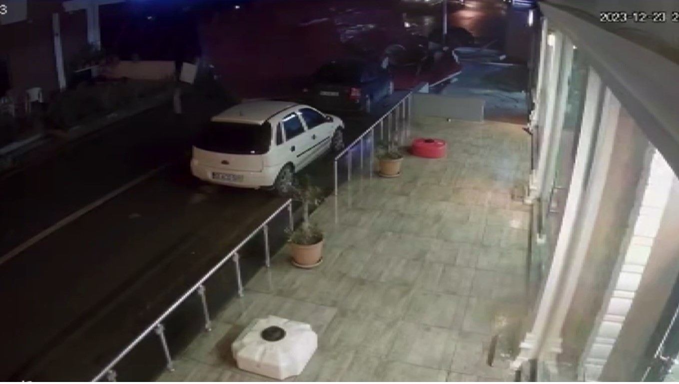 Ordu’da fırtına çatıları uçurdu, araçlar hasar gördü