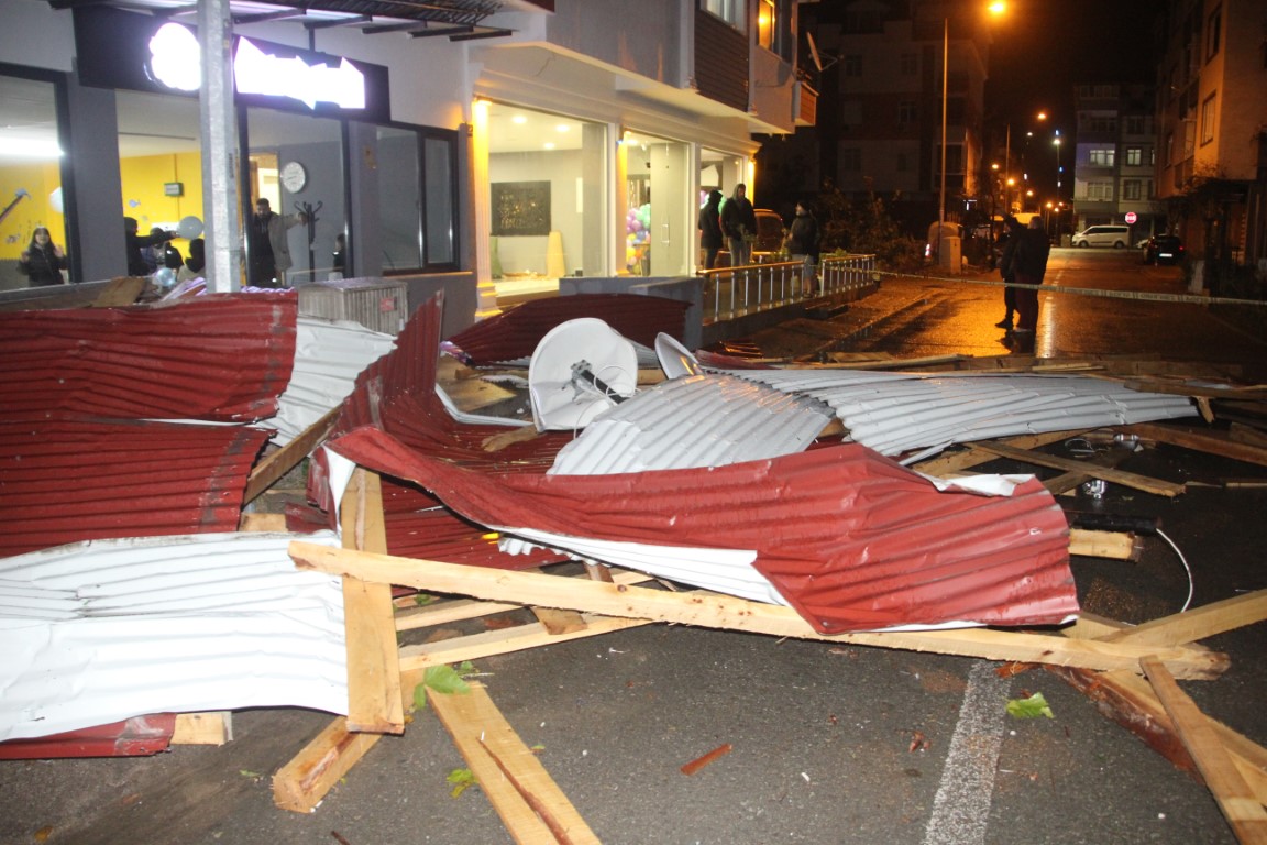 Ordu’da fırtına çatıları uçurdu, araçlar hasar gördü