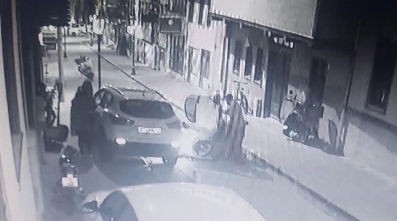 Kaldırımdan inmeye çalışırken fizik kurallarını unuttu, tepetaklak oldu