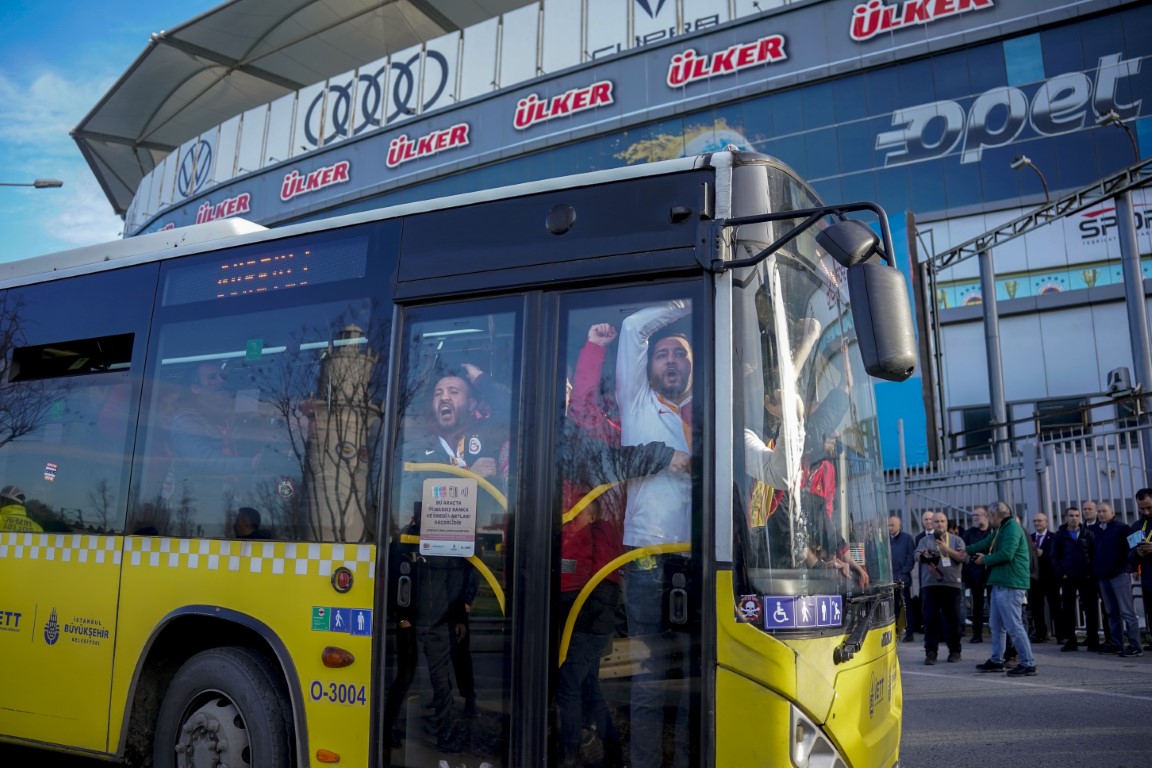 Galatasaray taraftarı stada geldi