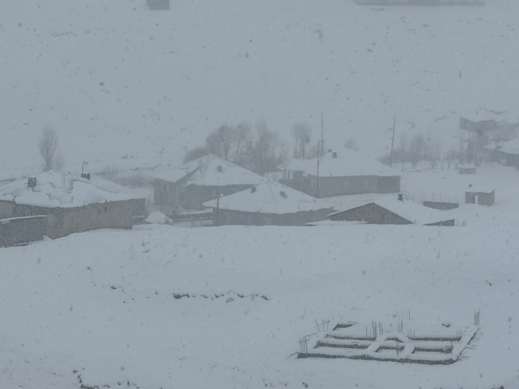 Yüksekova’da tek katlı evler ve araçlar kara gömüldü