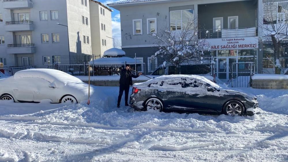 Karlıova’da yoğun kar, 40 köy yolunu ulaşıma kapattı