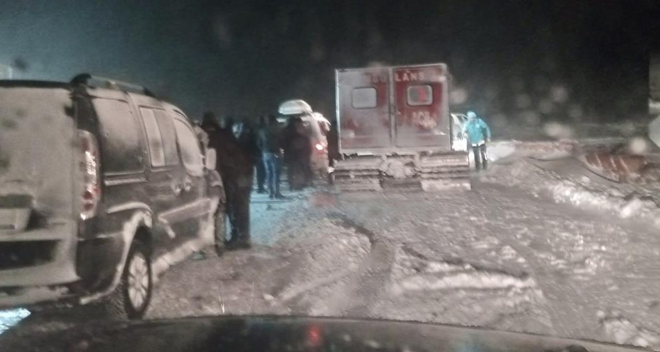 Ağrı’da kepçe devrildi: 4 ölü