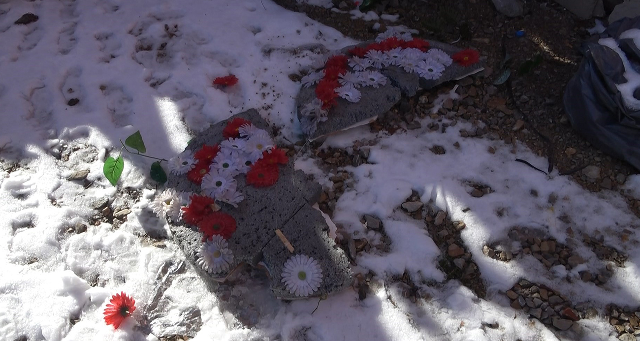 Şehit cenazesine gönderilen CHP ve İYİ Parti çelenkleri parçalandı