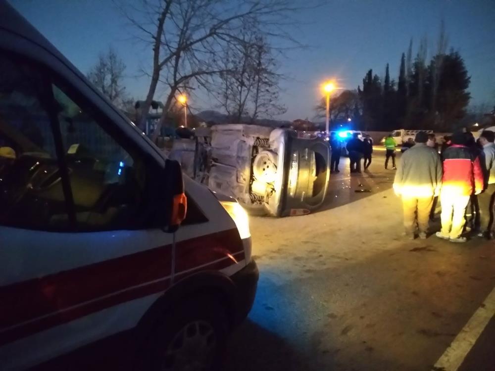 Direksiyon başına geçen çocuk sürücü kaza yaptı, 2 kişi yaralandı