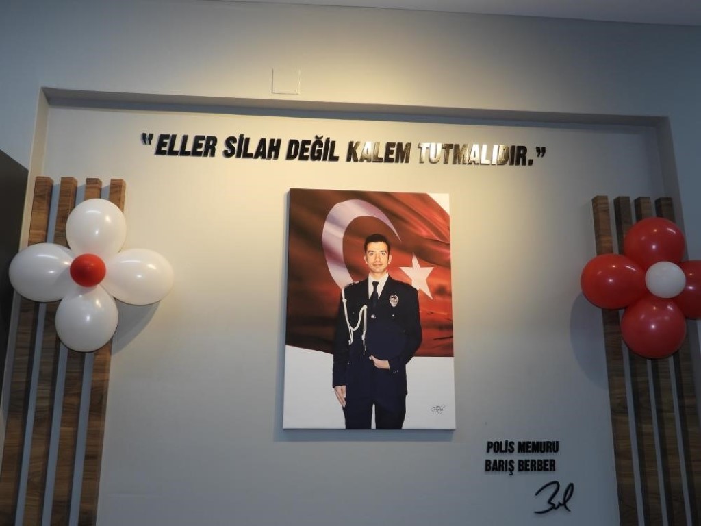 Asrın felaketinde hayatını kaybeden polis memuru yapay zekayla konuştu