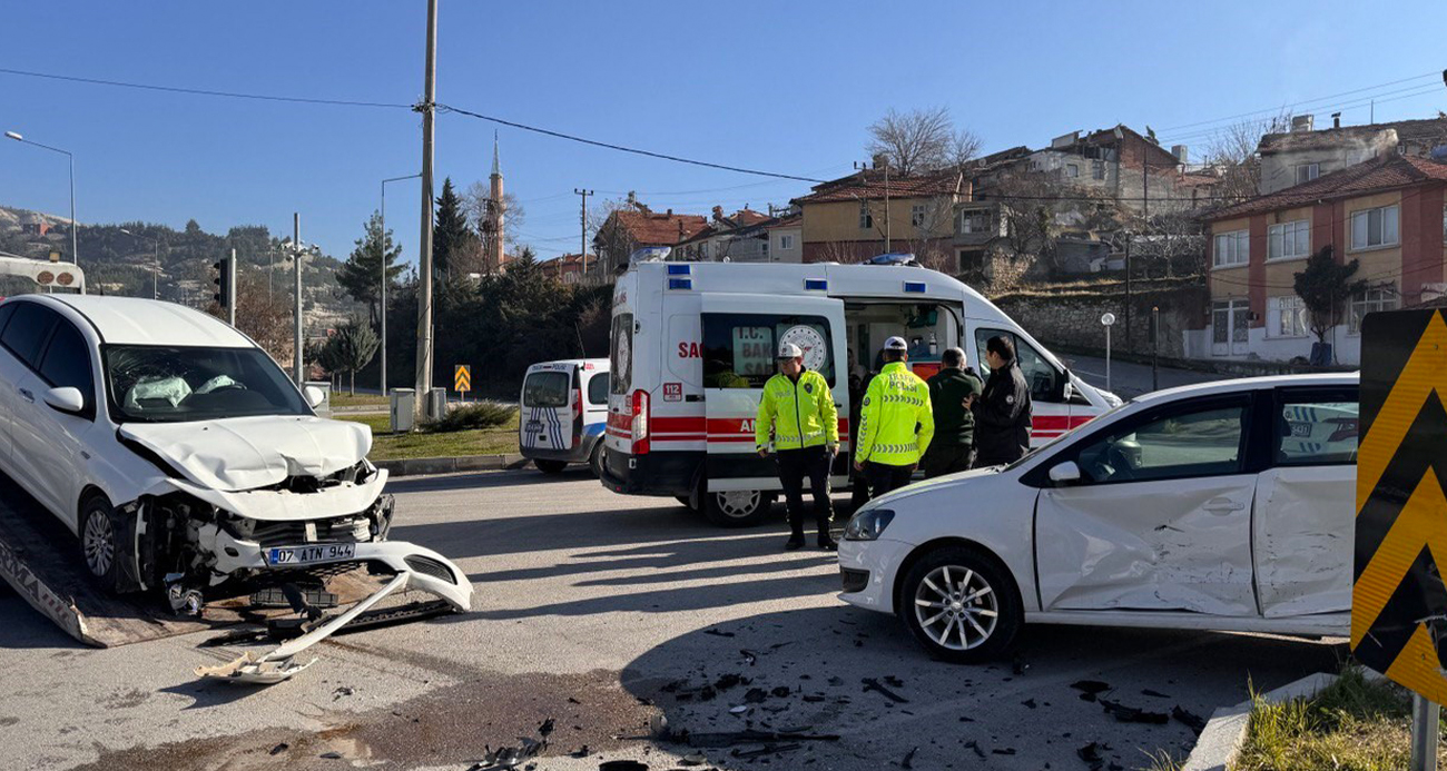 Burdur’da iki otomobil çarpıştı: 3 kişi yaralandı
