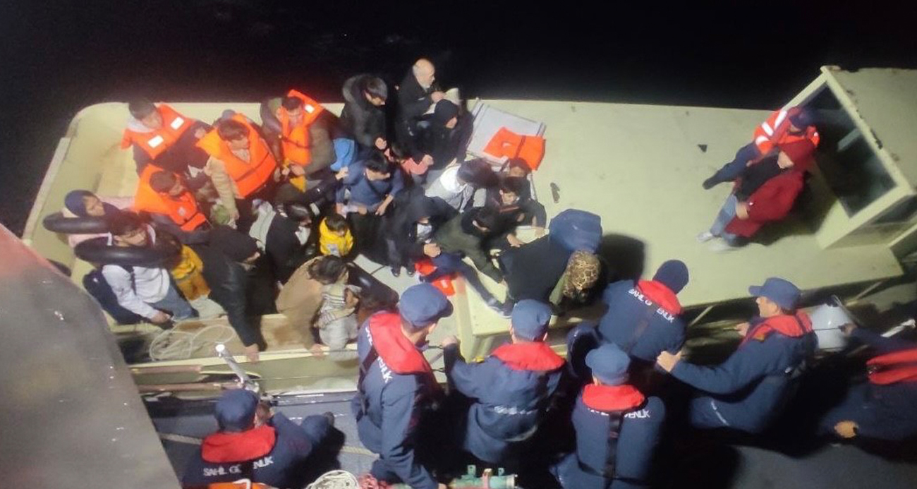 Ayvacık açıklarında teknede 44 kaçak göçmen ile 1 göçmen kaçakçısı yakalandı