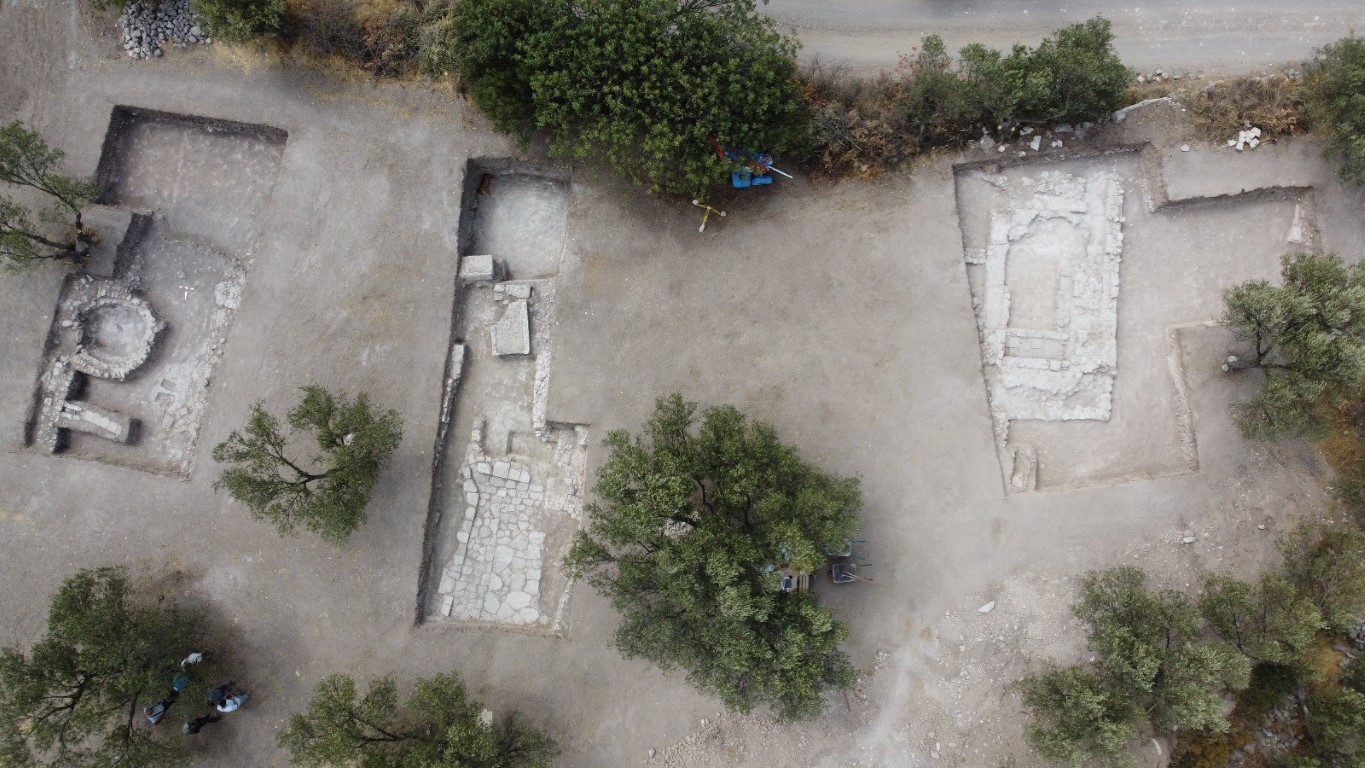 Apollon Smintheus Tapınağı’nda 2 bin yıllık mezar bulundu