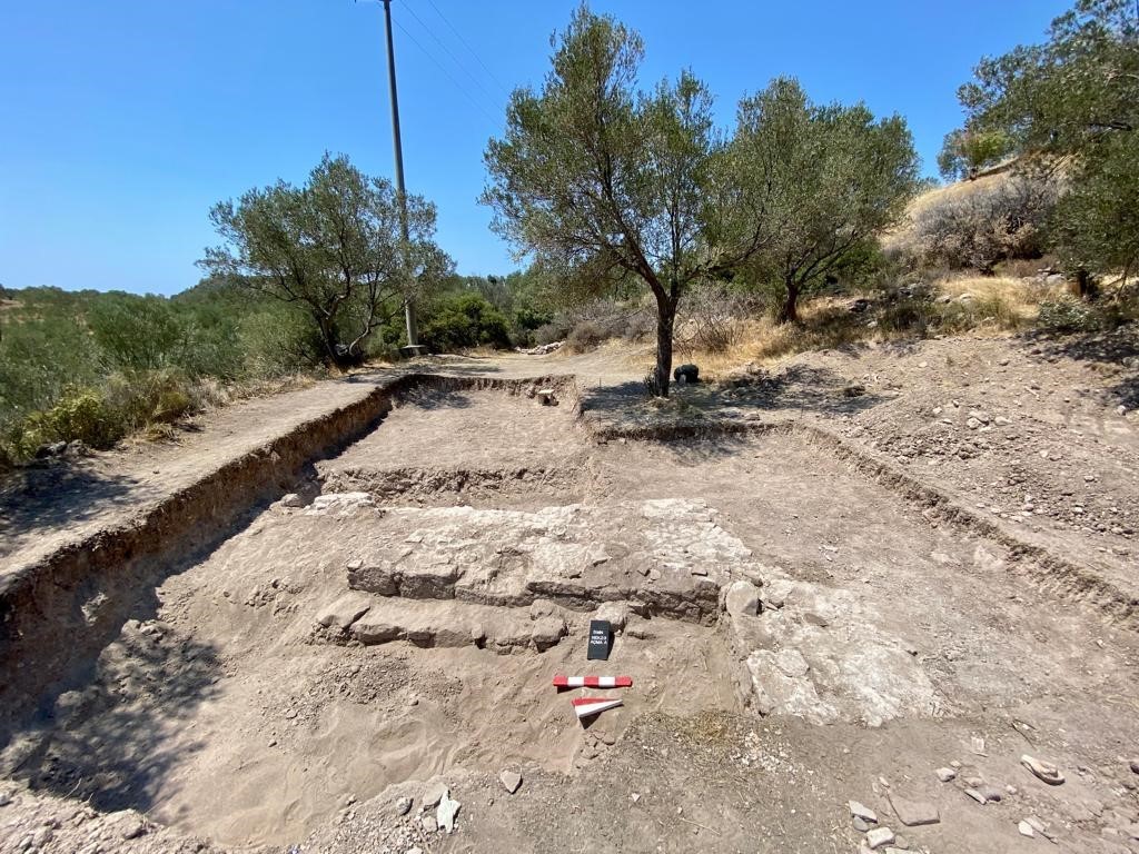 Apollon Smintheus Tapınağı’nda 2 bin yıllık mezar bulundu