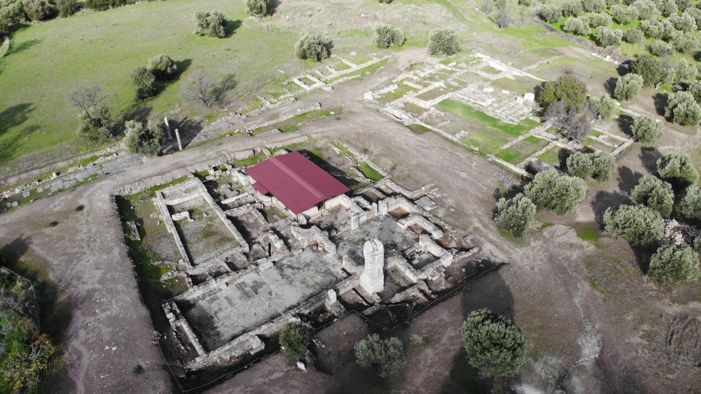 Apollon Smintheus Tapınağı’nda 2 bin yıllık mezar bulundu