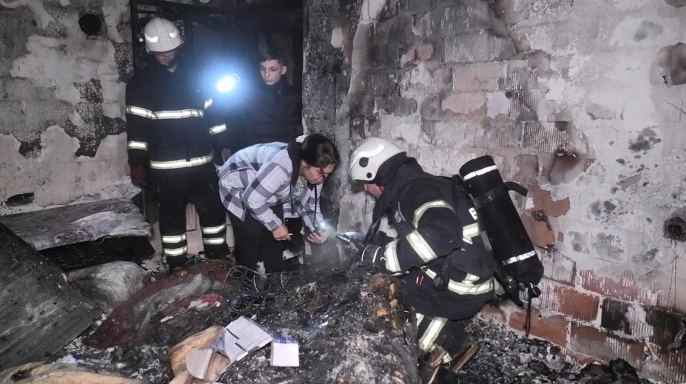 Küle dönen evde, ölen 3 çocuğunun hatıralarını gözyaşlarıyla aradılar