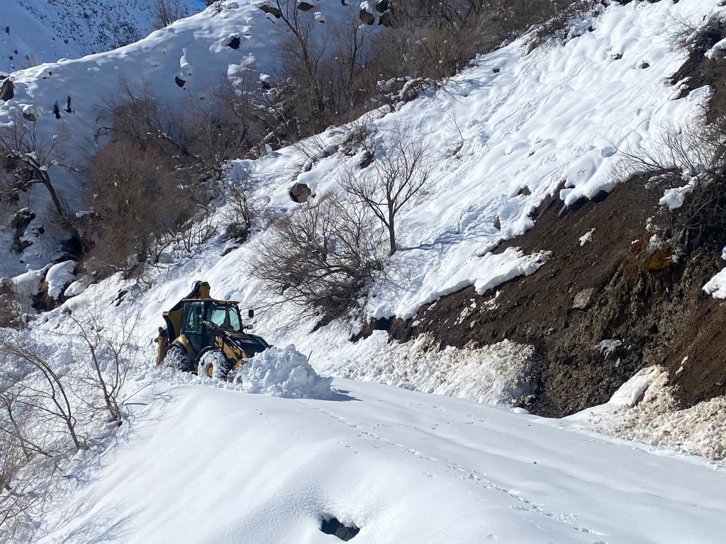 Şırnak’ta kar kalınlığı yer yer 2 metreyi buldu, yol açma çalışmaları devam ediyor