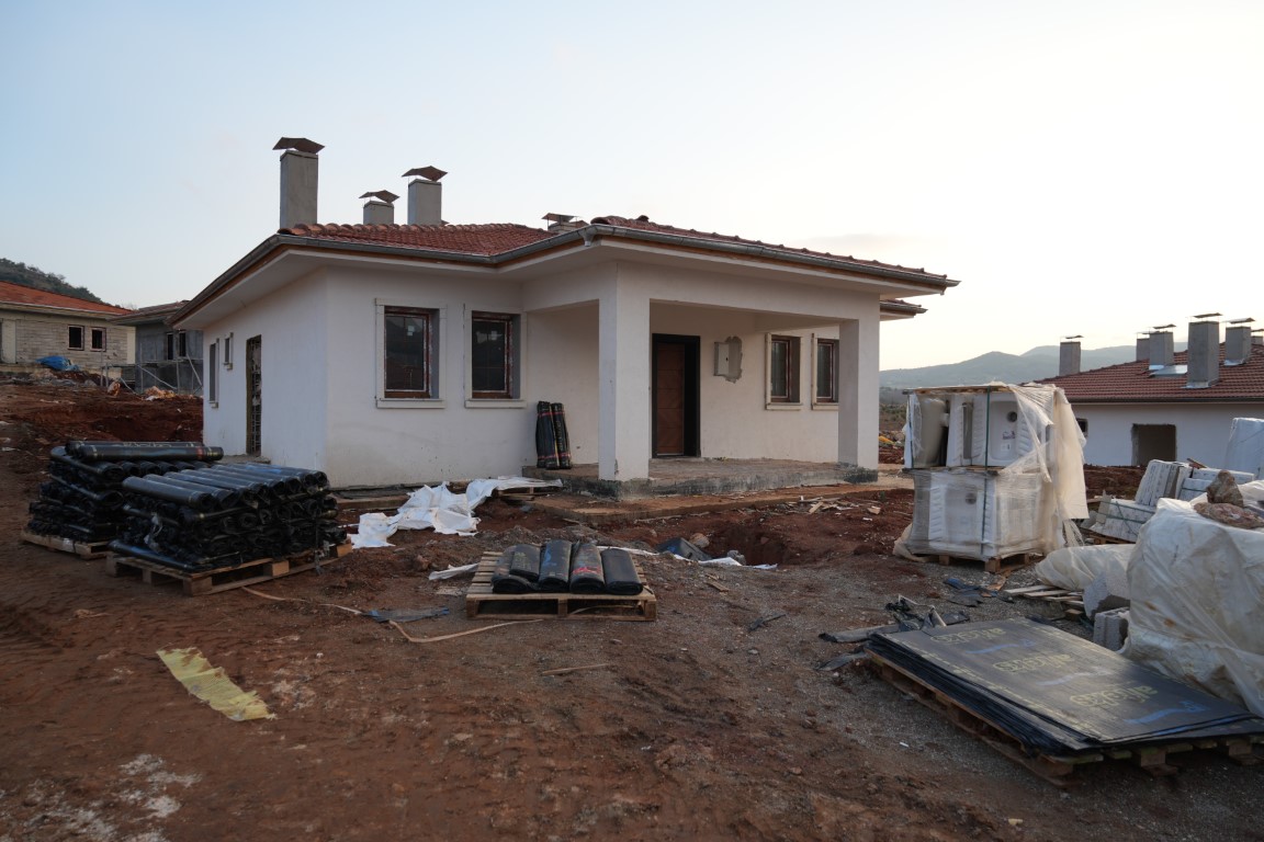 Kilis’te depremzedeler için yapılan köy evlerinin inşası sürüyor