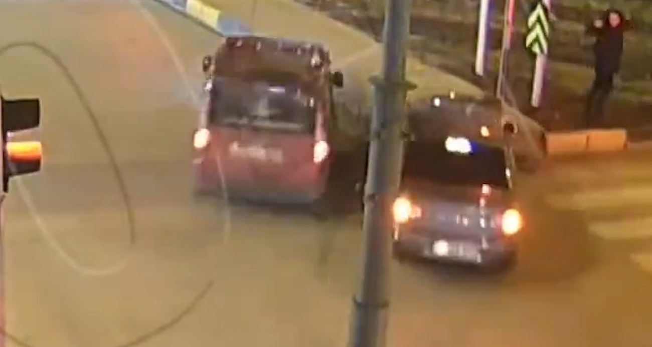 Kaza anında kaldırımda bekleyen vatandaşın yaşadığı panik kamerada