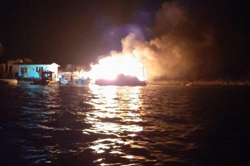 Çaresiz vatandaş alevlere teslim olan evini, denizden kovayla su atarak söndürmeye çalıştı