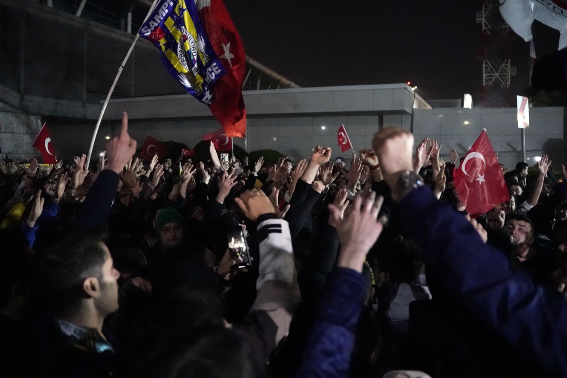 Galatasaraylı ve Fenerbahçeli taraftarlar, İstanbul Havalimanı’na akın etti