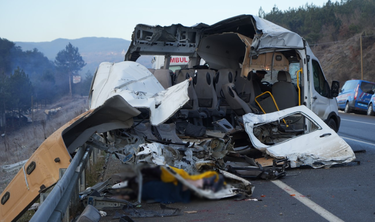 Akıllara durgunluk veren kaza, minibüs kağıt gibi yırtıldı: 1 ölü, 4 yaralı
