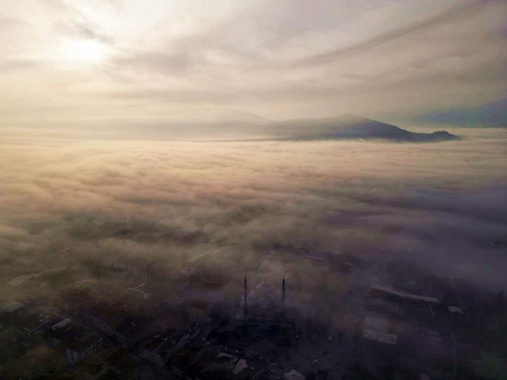 Film platosu değil, sisler altındaki Sakarya