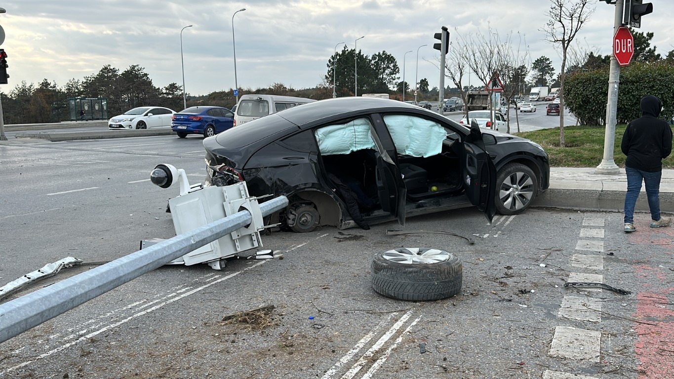Kırmızı ışıkta geçen Tesla sürücüsü önce minibüse sonra KGYS direğine çarptı: 1 yaralı