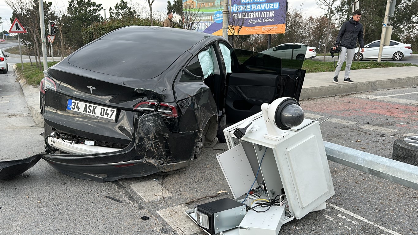 Kırmızı ışıkta geçen Tesla sürücüsü önce minibüse sonra KGYS direğine çarptı: 1 yaralı