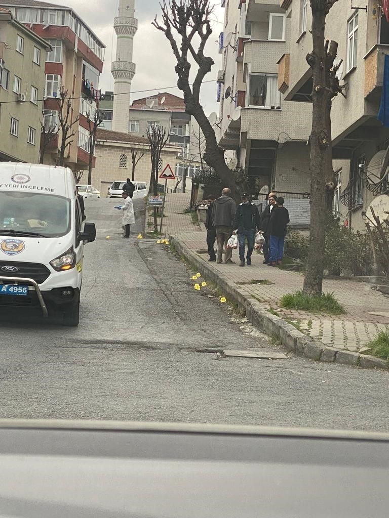 Sultangazi’de silahlı çatışma: Olay yerinden geçen çocuk kurşunların hedefi oldu