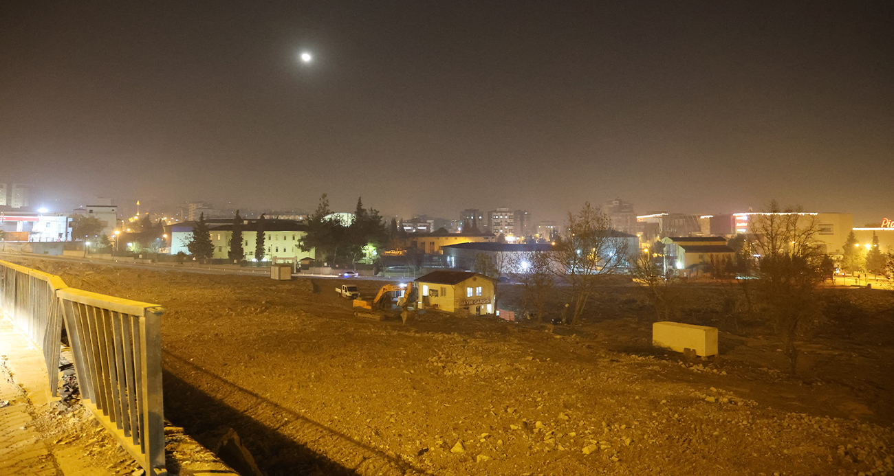 Yılbaşı gecesi enkaz alanlarında sessizlik